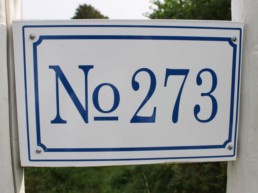 Hausnummer an der Einfahrt in Hoberge